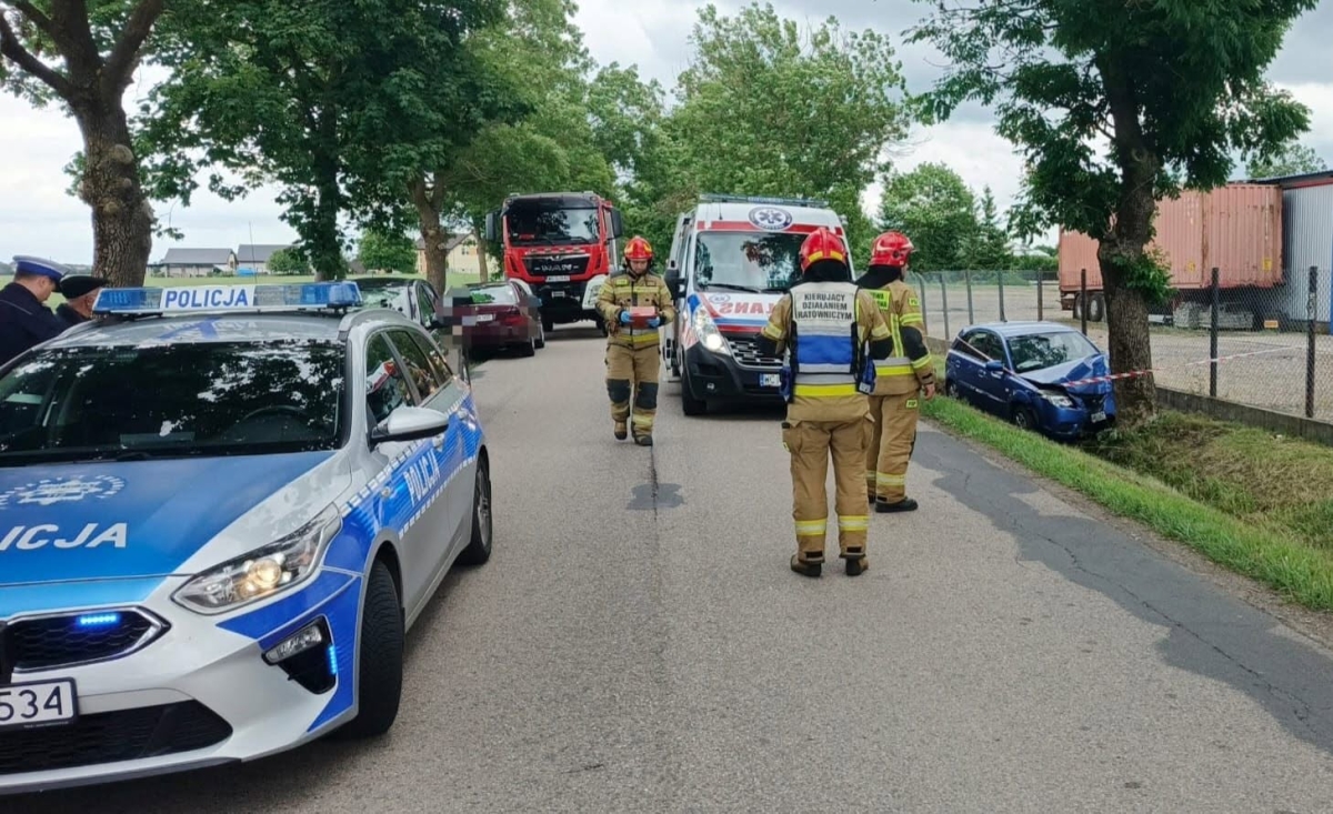 Kobieta wjechała autem do rowu. Prawdopodobnie zasłabła za kierownicą